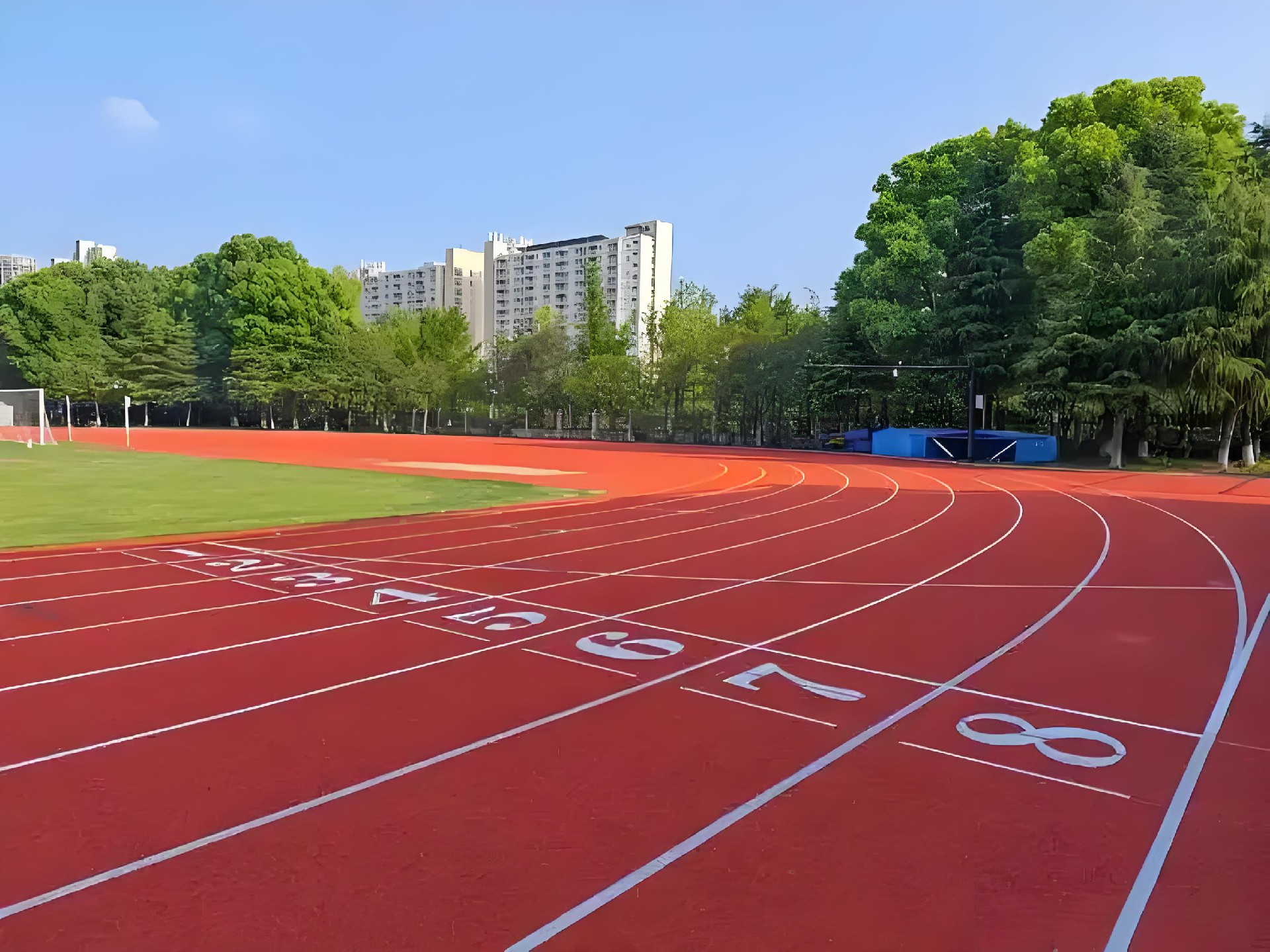 學校跑道地面